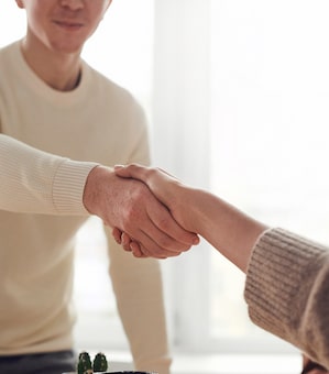 Business Consultant in Sunshine Coast shaking hands with client